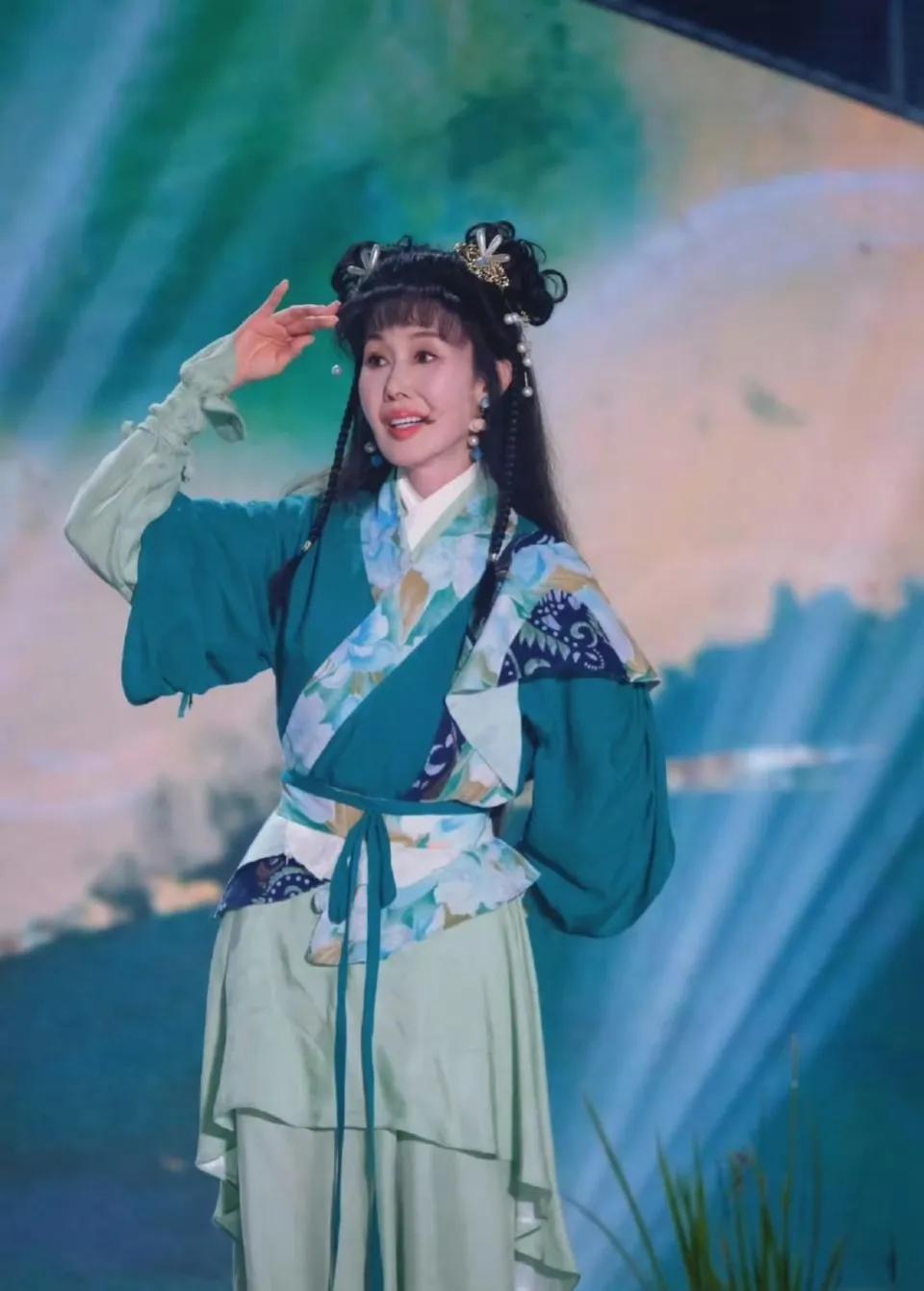 以前看《新白娘子传奇》不喜欢碧莲，觉得许仕林就得和媚娘在一起，因为媚娘长的是白娘