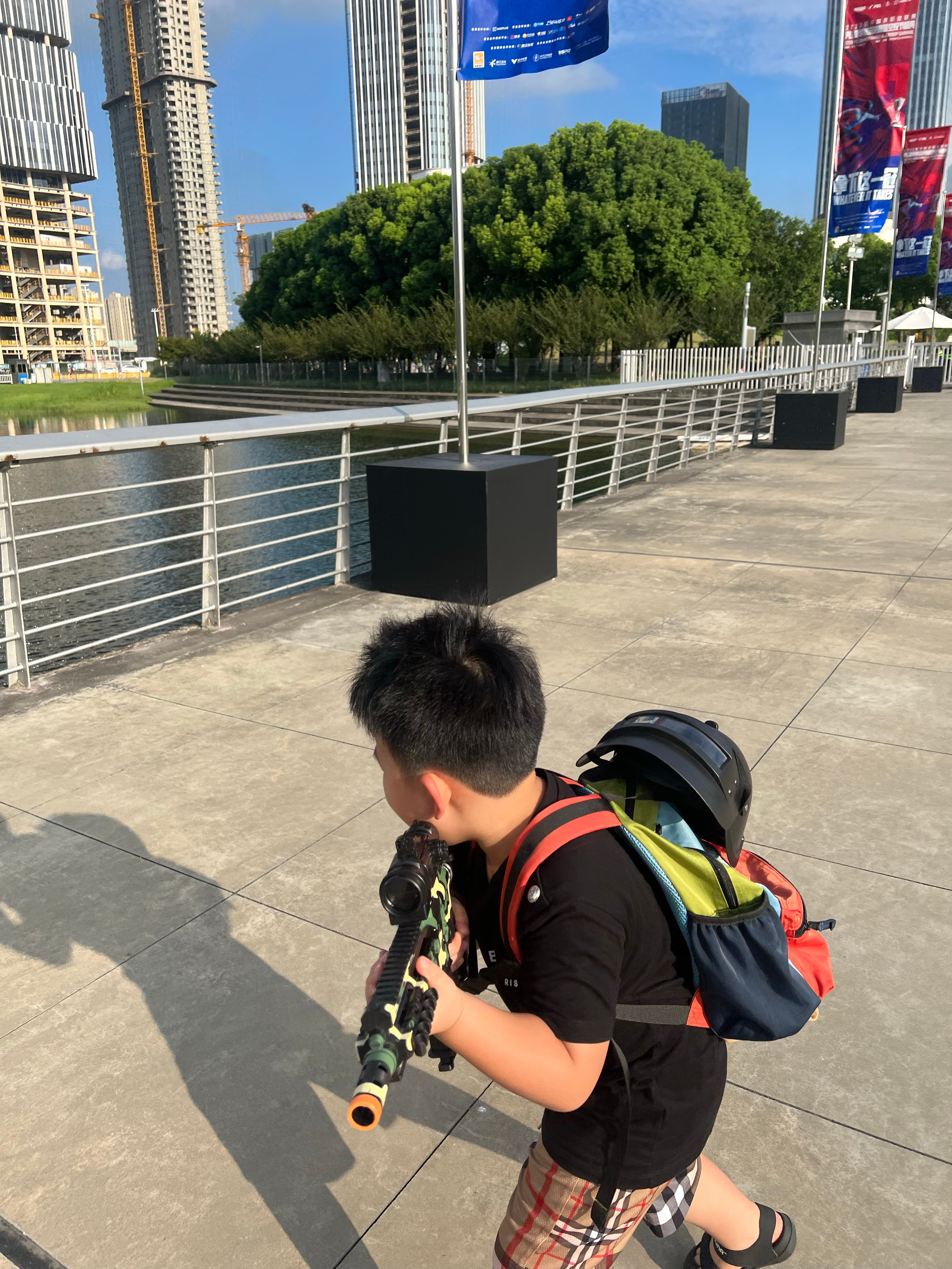 昨天和小宝去看和平精英比赛咯！小豆平时在家最喜欢玩枪也喜欢这个游戏 这次正好朋友