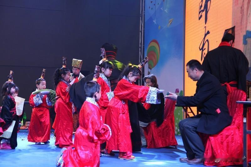 当下部分家长对西方教育理念的追捧值得深思。这种不加辨别的推崇，恰恰反映出对教育本