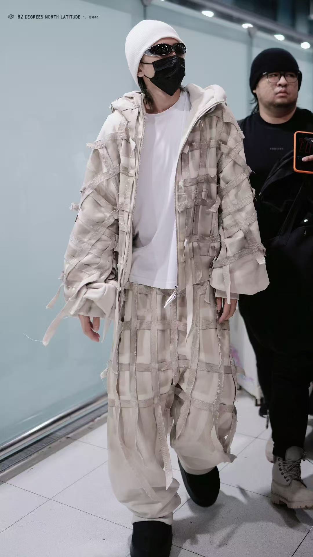 蔡徐坤泰国人山人海的含金量 蔡徐坤泰国之行也太顶了！现身瞬间就被人潮包围，粉丝热
