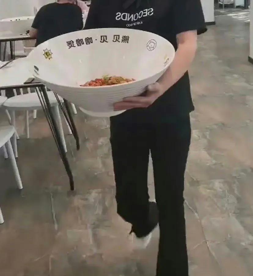 现在有些餐厅就喜欢搞这种眼神差异