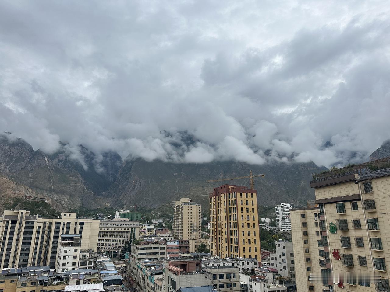豆包的确强大，在舟曲县城走亲戚，雨后站在18楼阳台，远眺县城周边高山云雾缭绕，县