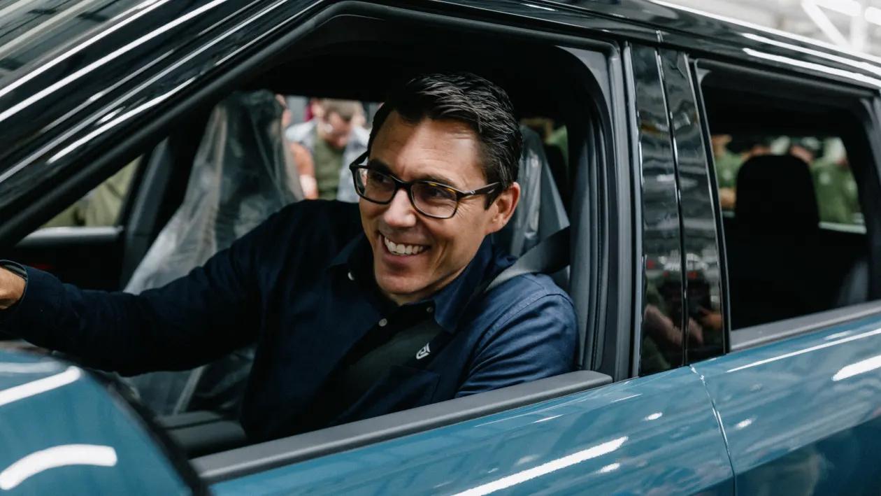 汽车行业会不会是下一个房地产？

早上出小区，发现两个保安也开车进小区上班。我这