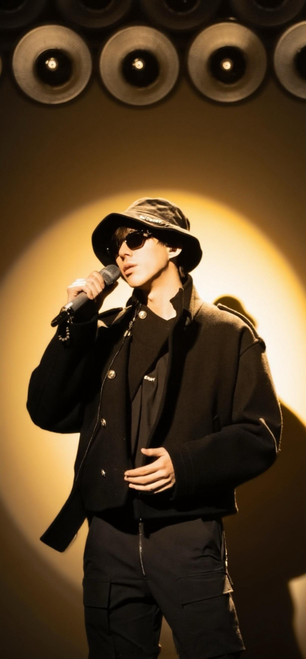 刘宇宁的2025巡演 🐾刘宇宁玫瑰丛生 🐾摩登兄弟 暖黄灯光揉碎了夜色，他站