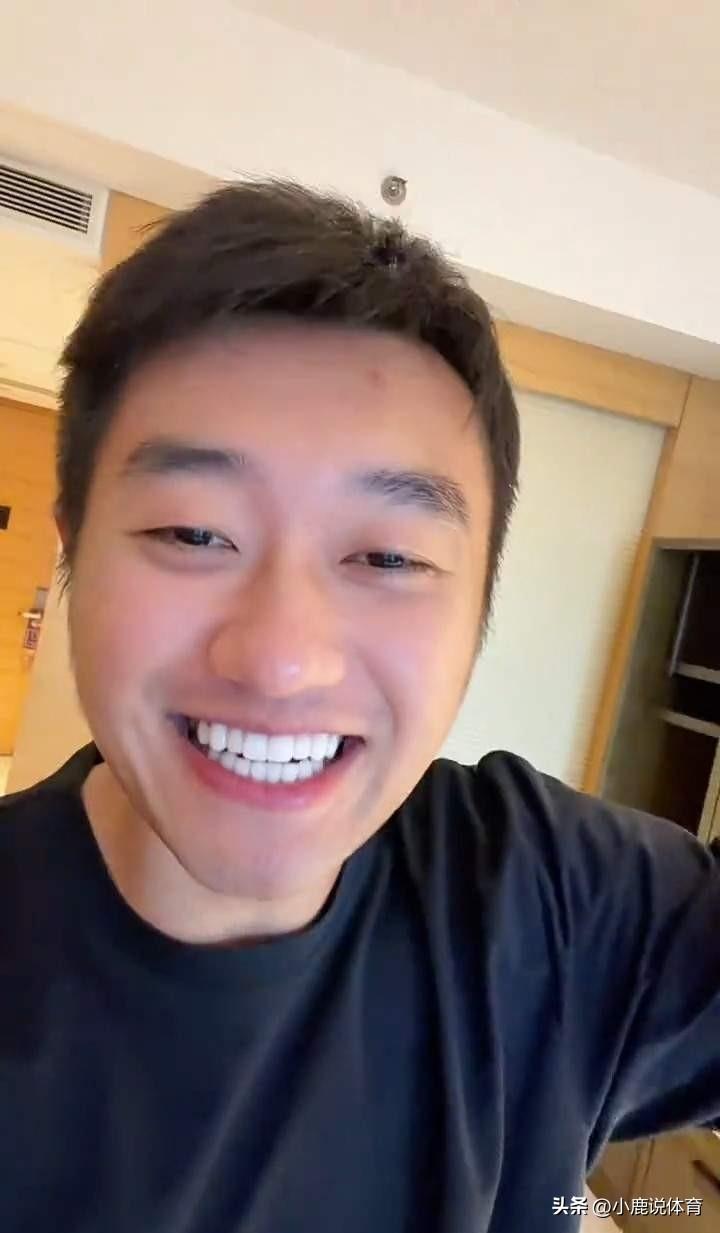 爱笑的人运气一般都不会差。
张继科这场乒乓百分大战带火了赵子豪，说到底就是他走到