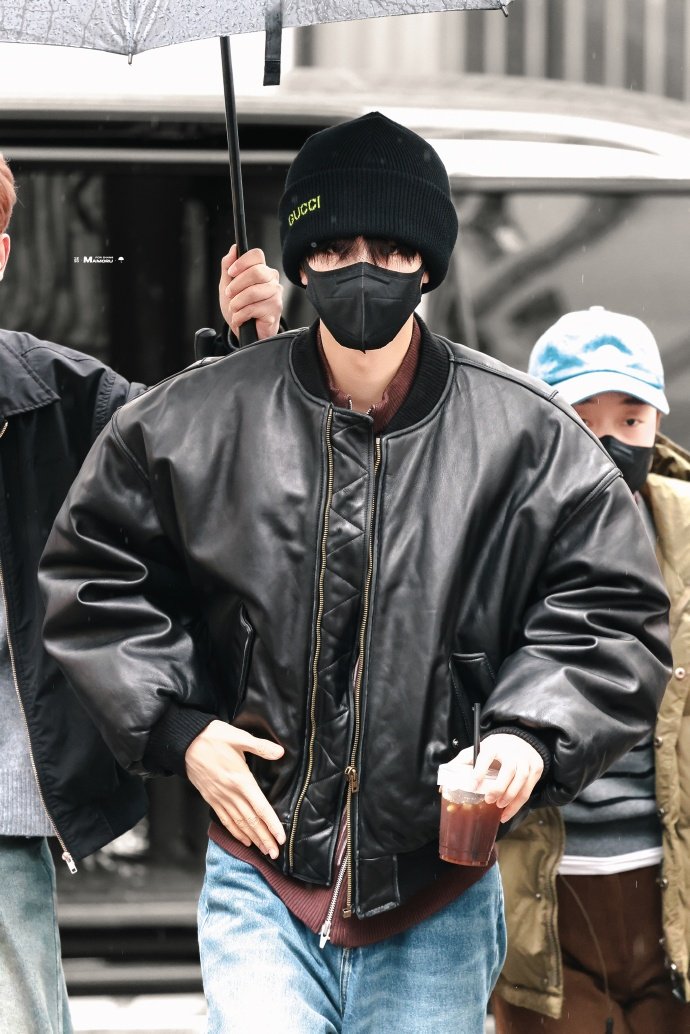 张凌赫正月初八开工大吉 张凌赫凌乱高马尾造型开工  张凌赫正月初八开工大吉，张凌