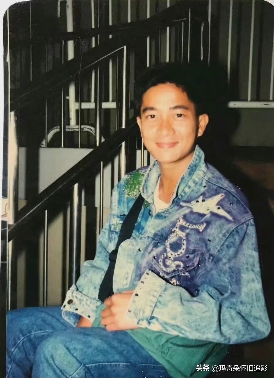 陈百强刺绣牛仔外套📸当年穿的这件刺绣牛仔外套，这不就是现在潮人抢着穿的复古风天