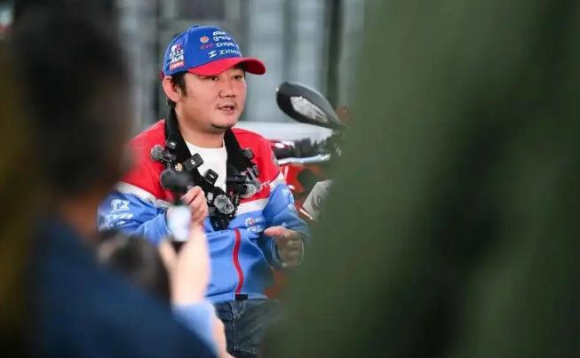 张雪：流量已成负担，厂门口堵着几十个人
 
据媒体报道，近日张雪在接受采访时表示