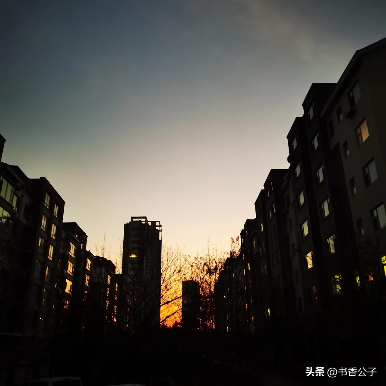 一个人平时不容易做坏事，有人看着，有法管着，不癫狂都不会如何。
难的是在一个人独