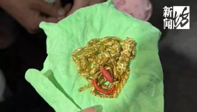 张女士把母亲旧衣服扔到小区垃圾桶，半个月后母亲才说里面藏着百余克黄金首饰，像项链