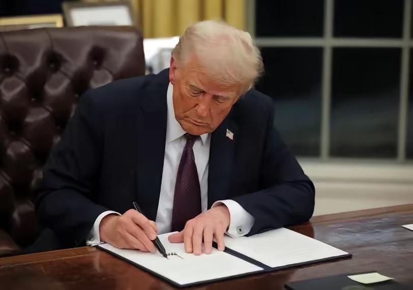 特朗普也许改变美国，或者影响世界：
第一制止伊朗拥有核武器
第二绞杀哈马斯等恐怖