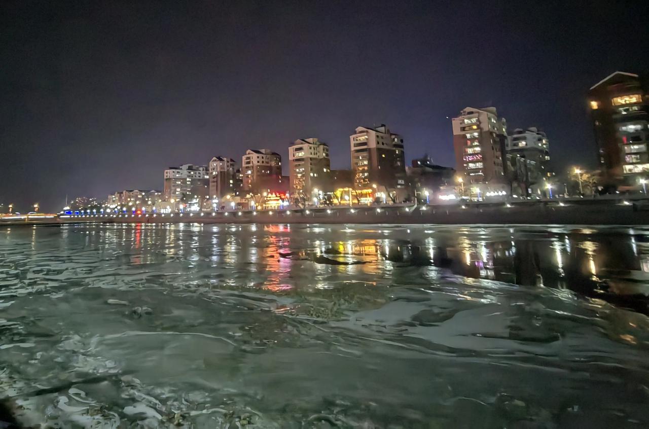 这两天喜欢上了《心经》，晚上河边走一圈，一边看着夜色阑珊，一边背《心经》，就是让