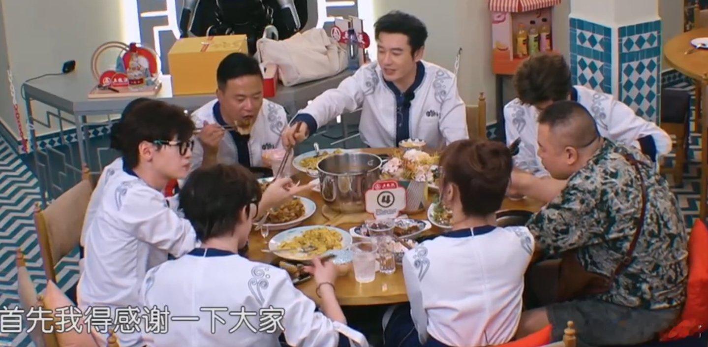 黄晓明[超话]黄晓明给中餐厅合伙人全肯定忙完吃顿饭还能被全员肯定，这待遇也太好了