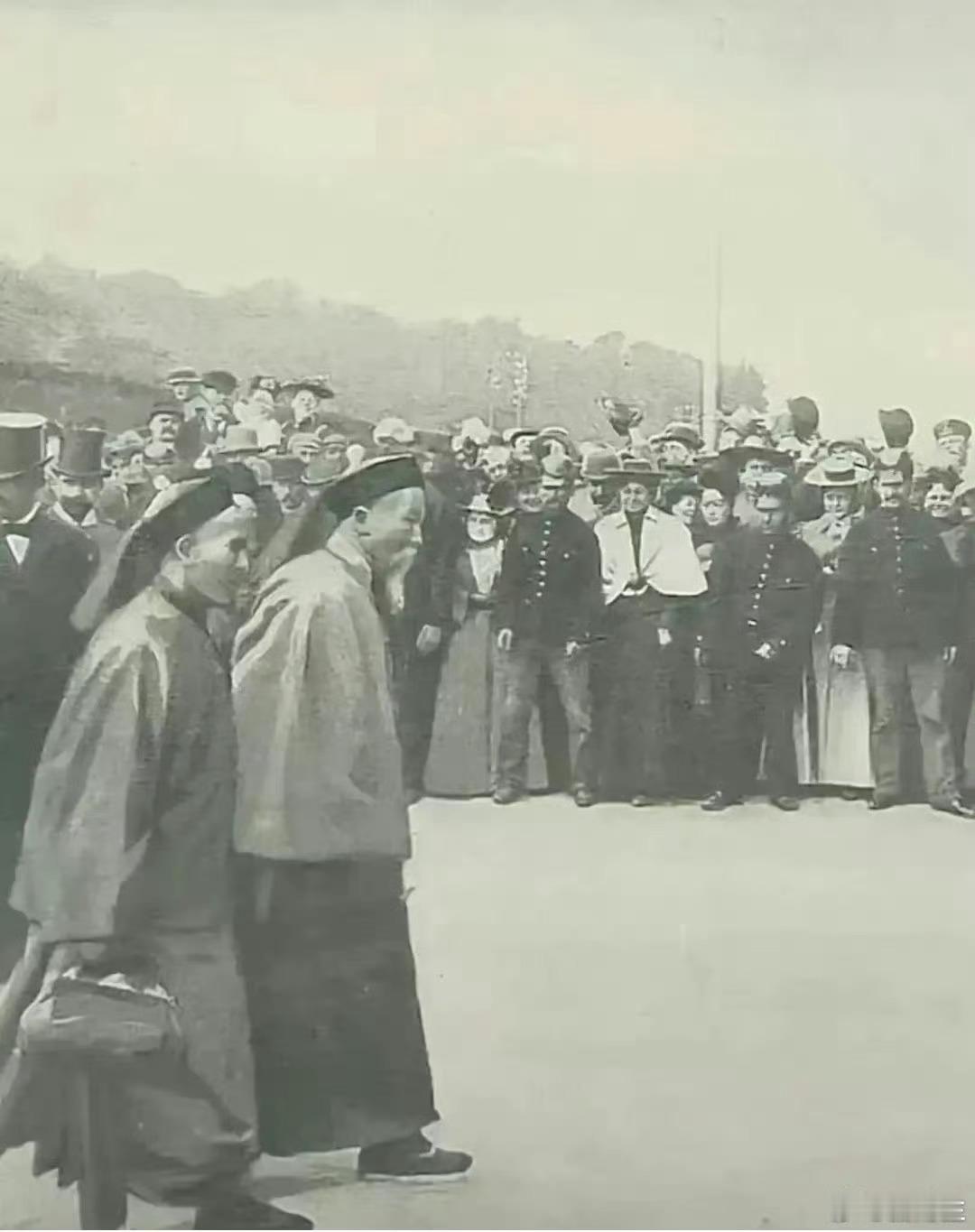 1896年，李鸿章身穿黄马褂访问美国，纽约50万人涌上街头观看，这一盛况被《纽约