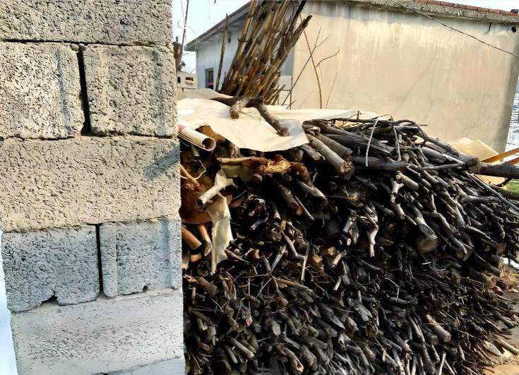 在一些农村，好多老年人还是喜欢烧柴火做饭，这样比较节省，
但就是因为柴火的争议，