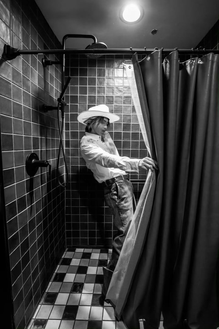 蔡徐坤 2026 KUN全球巡回演唱会·达拉斯站随拍，契合当地特色他穿上了牛仔风