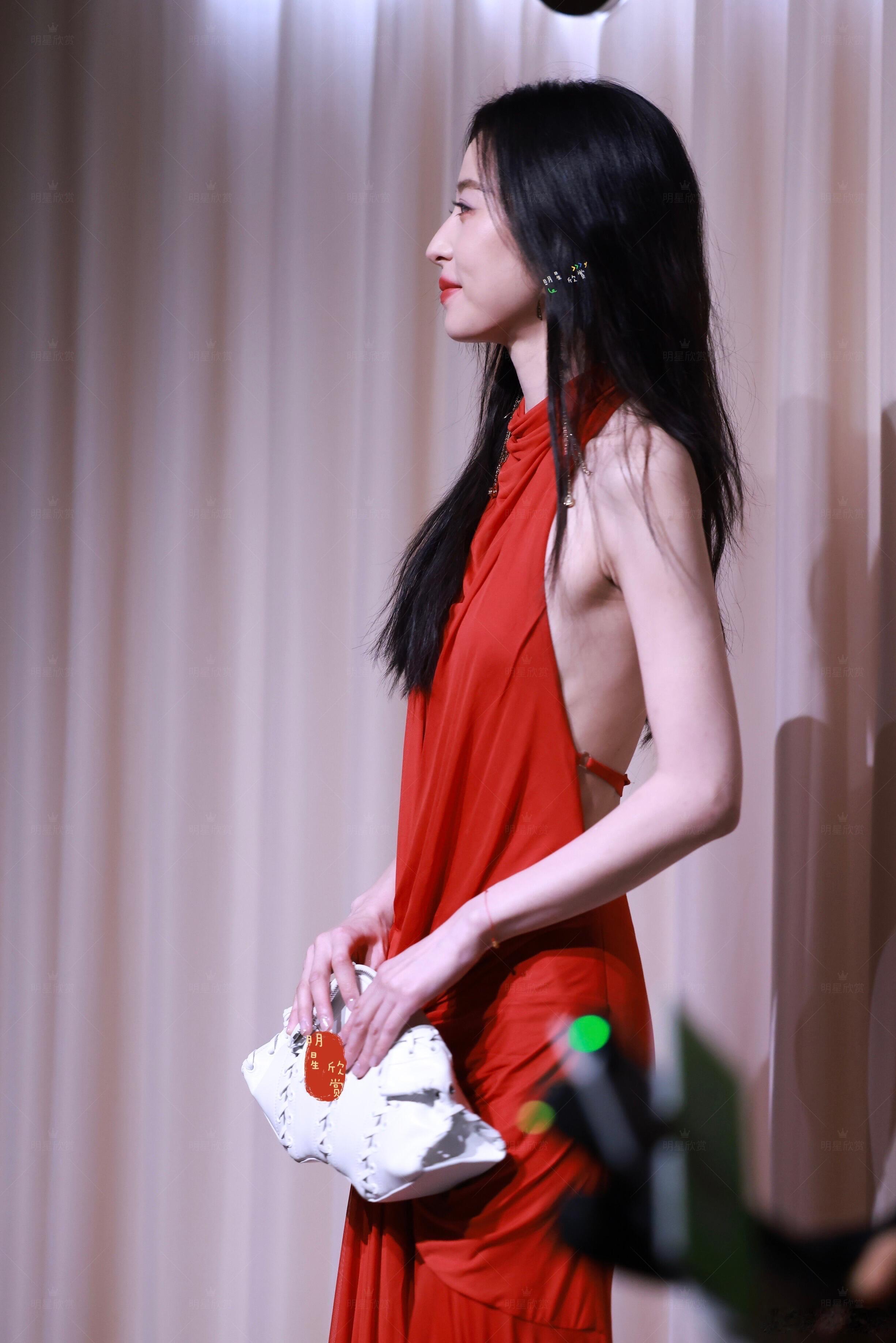 周雨彤怎么瘦成这样了，肋骨好明显。 