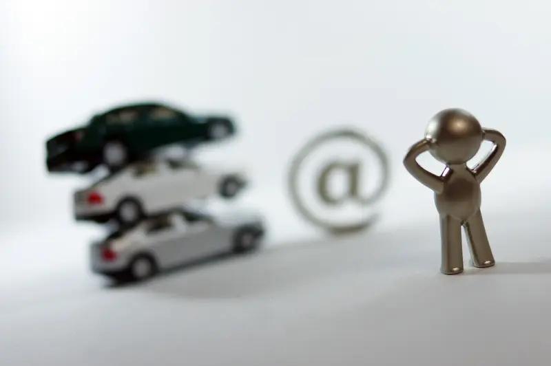 太危险了！都被无人机拍到了，网约车不想排队 ，将车停在高速上等单 ，交警：驾驶营