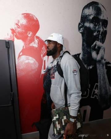 【🏀回忆杀！美国男篮巴黎下榻，科比巨幅海报引泪目…💔】

美国男篮已经抵达浪