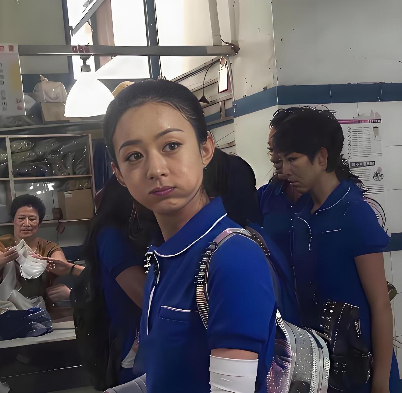 差点不敢认，这竟然是赵丽颖
看图二里面有何炅，应该是录制综艺节目时候拍的
还说，