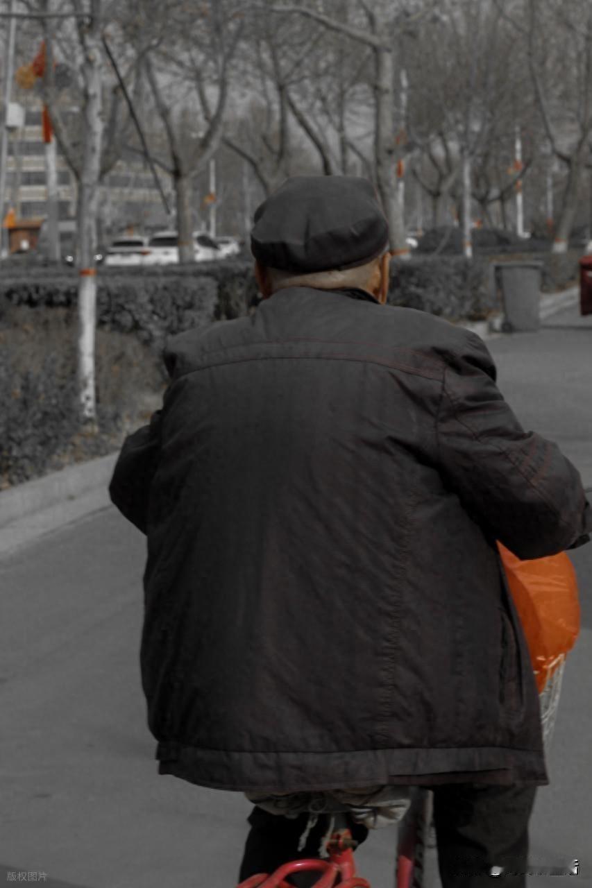 你发现没有？很多老人临走前，谁都不看，就盯着门口。亲戚邻居围了一圈，他眼皮都不抬