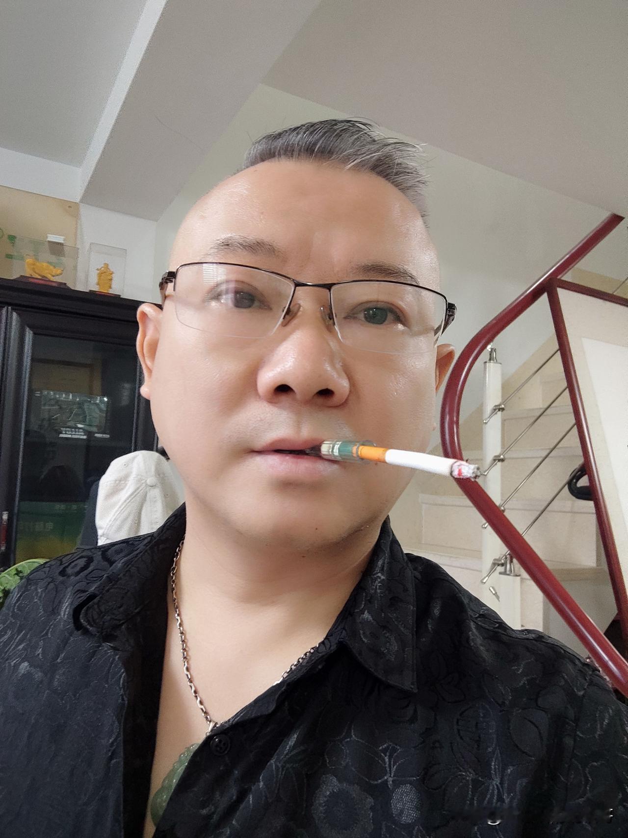 又是累趴下的一天，虽然五一房间满满的，真的一点都不开心，这不是我要的生活。
  