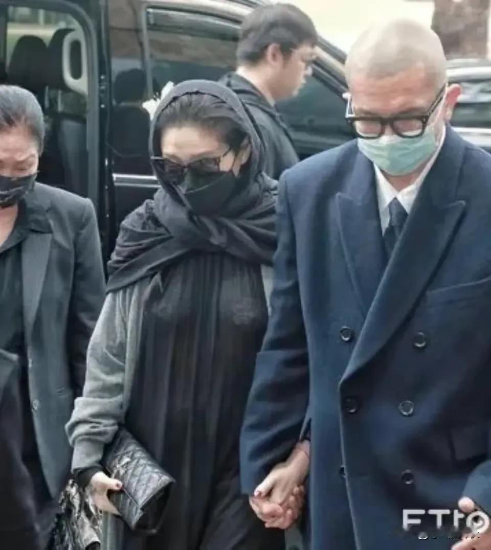 太佩服光头的城墙铁壁！他二年也不给大S买一件衣服一个包包，这黑色长袍和蝴蝶发夹都