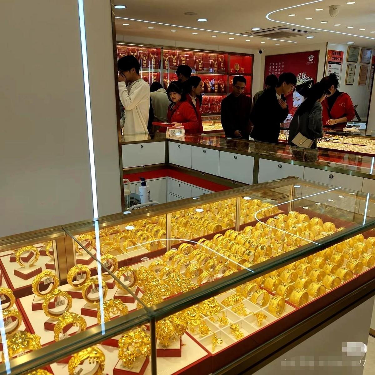 我现在是有点存款。
我闺蜜去年买了400克黄金，一年时间赚了10万，她说五年内会