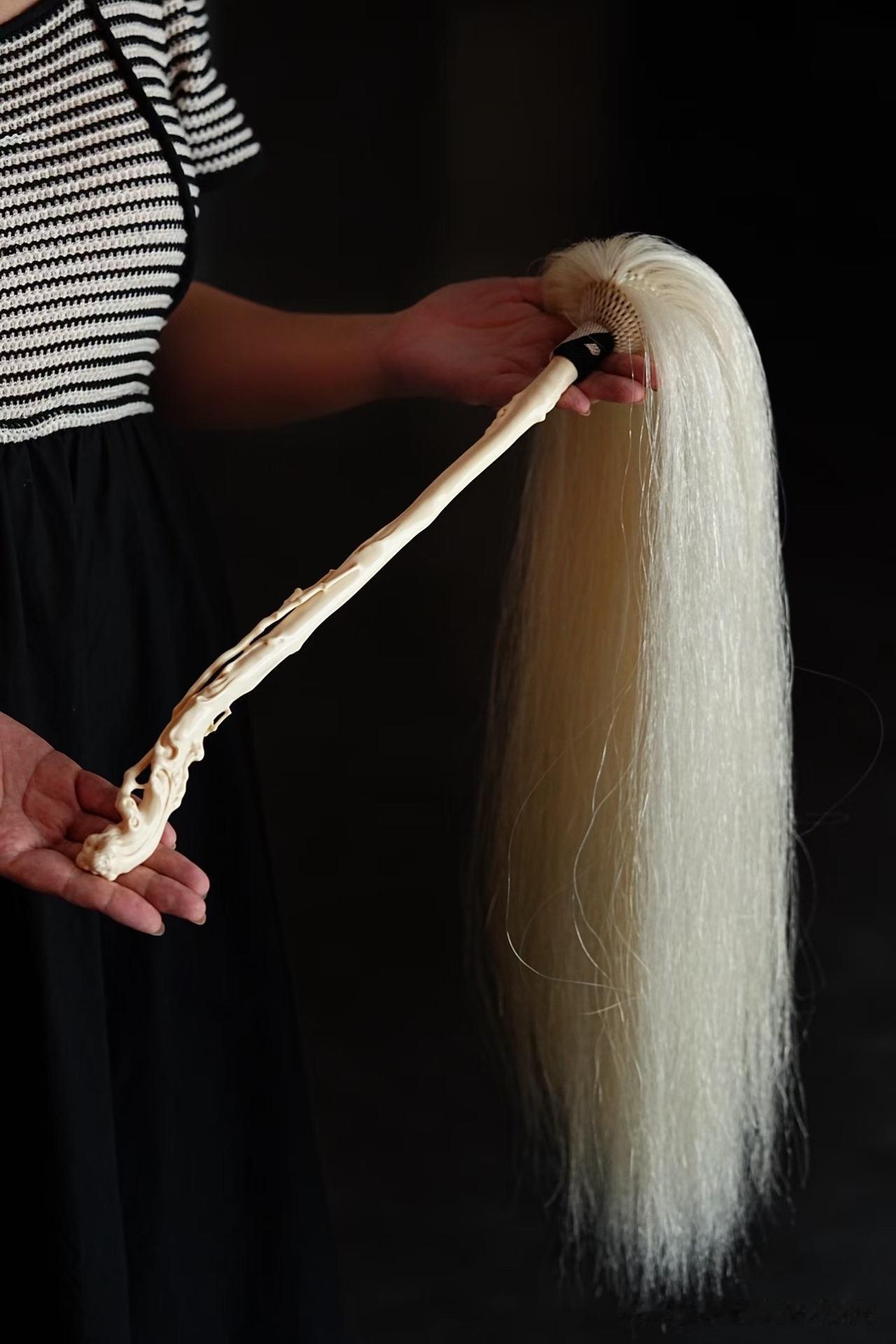 猛犸｜拂尘

一柄拂尘，拂去的是尘，留下的是心境。

猛犸为柄，依天然根势雕琢而