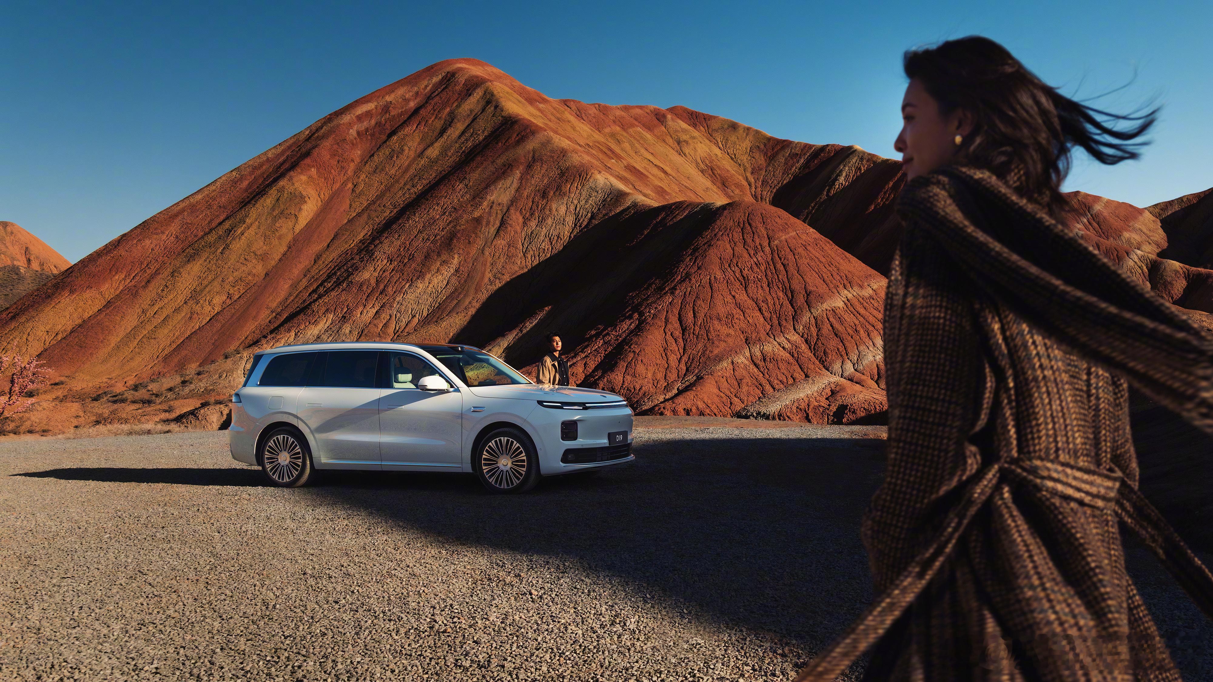 零跑9系豪华双旗舰同台首秀，今晚零跑十周年发布会。除了旗舰 SUV D19 之外