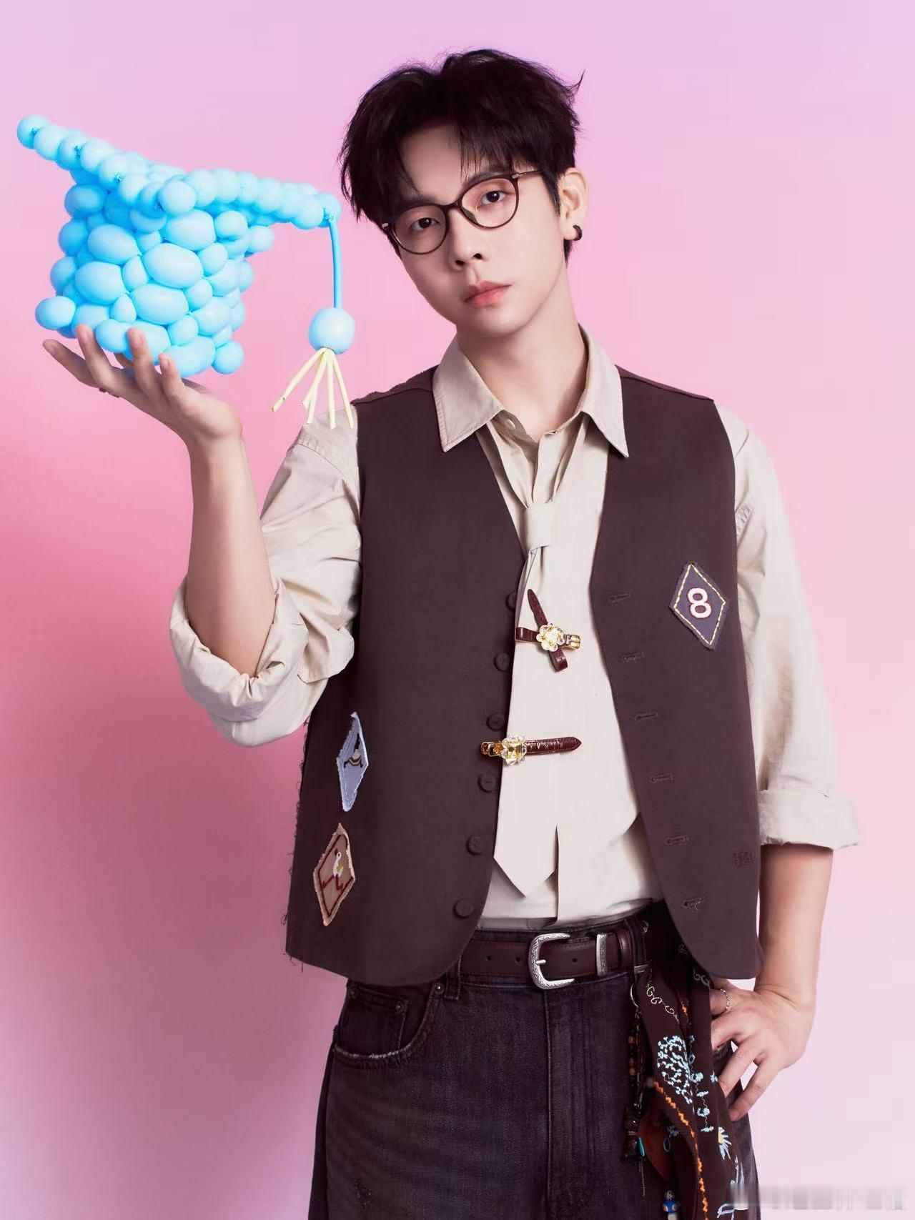 胡夏雨中完成演出 胡夏对待舞台真的足够认真，大雨来袭依旧不缩减流程，安心把每一首