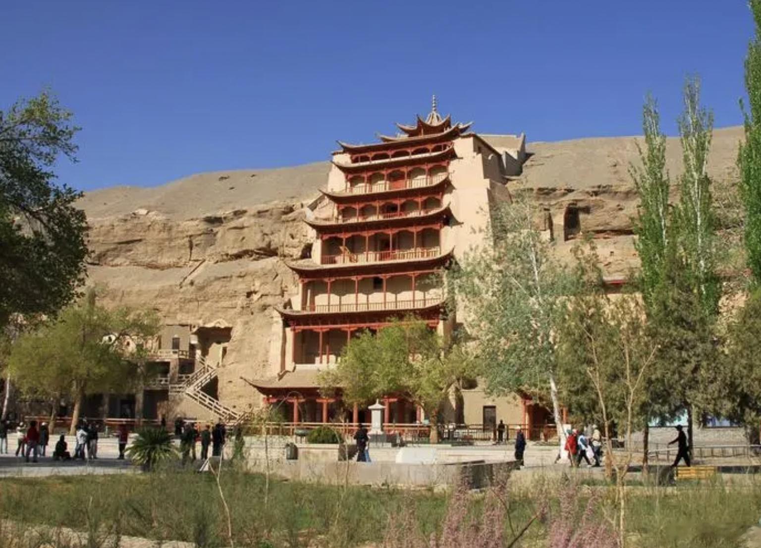 唐代的敦煌莫高窟有一景叫“碧波映阁”。 就是说莫高窟九层阁前有条河，这条河的水量