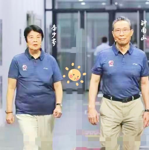 快临近九十岁生日的钟南山院士和夫人一同现身活动，一位深耕医学领域，一位本身就是运