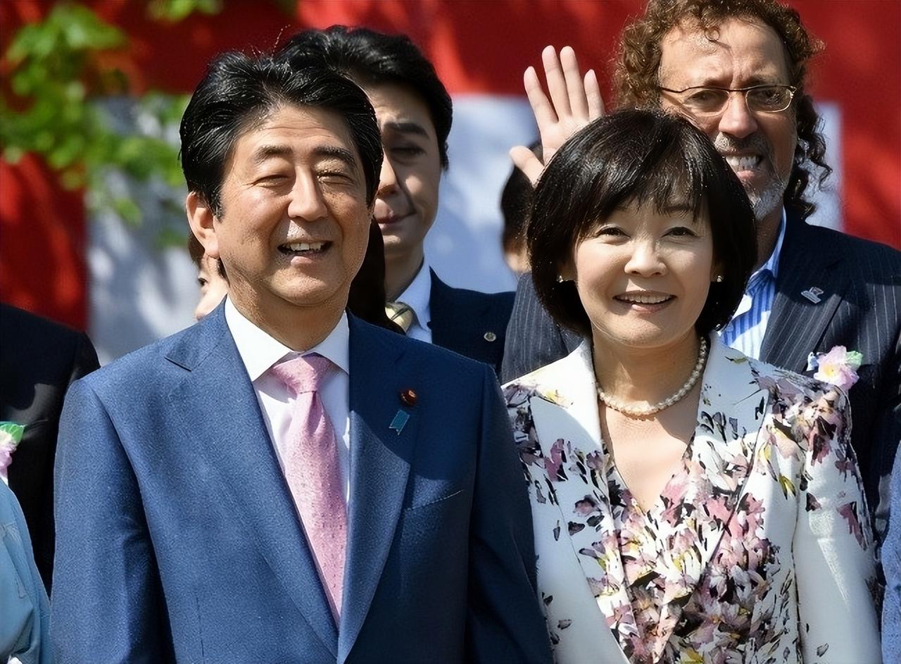 安倍晋三要是地下有灵，怕是得气到坐起来——他老婆安倍昭惠在他离世后，压根没闲着，