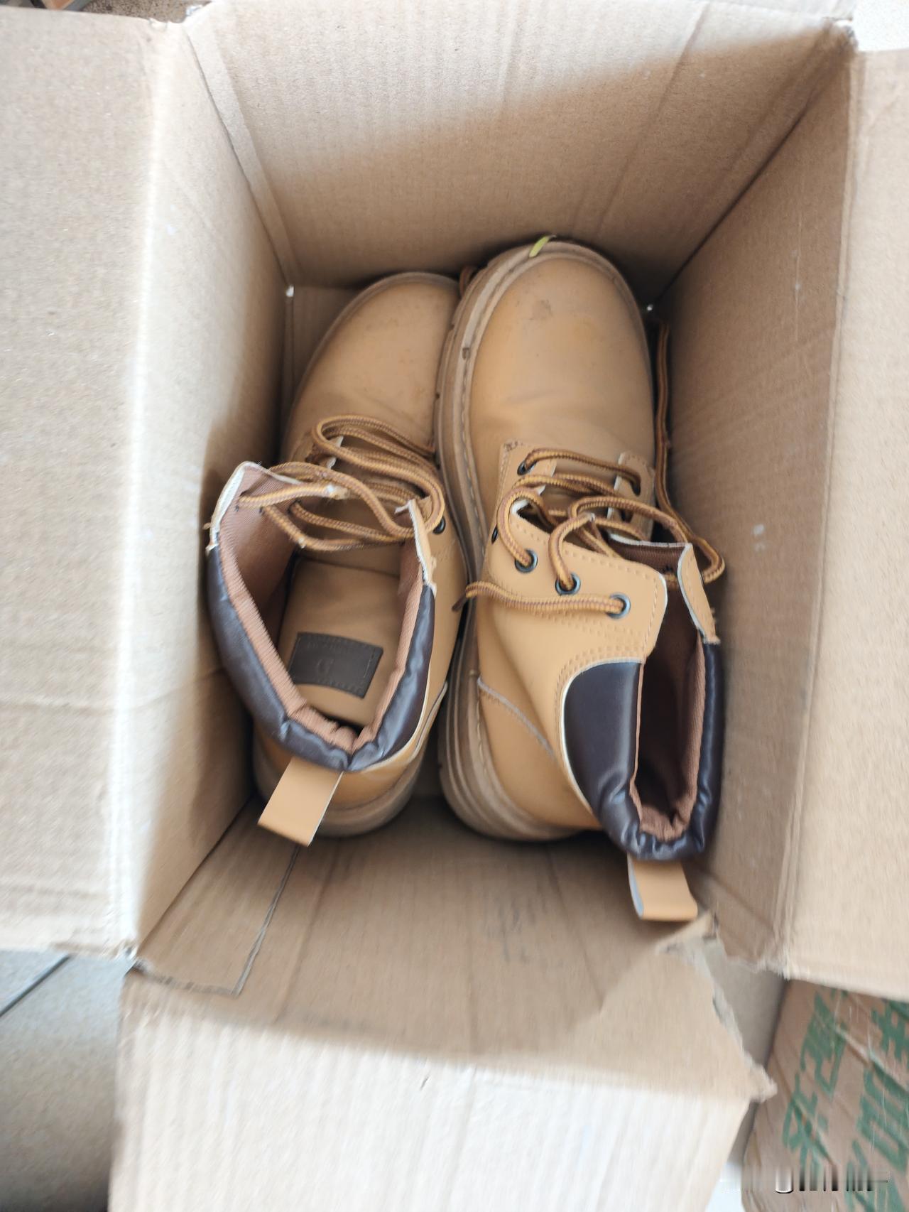 冬日生活打卡季80元买了一鞋夹脚，就穿了一次成了“鸡肋”，穿了脚疼仍了可惜。放了