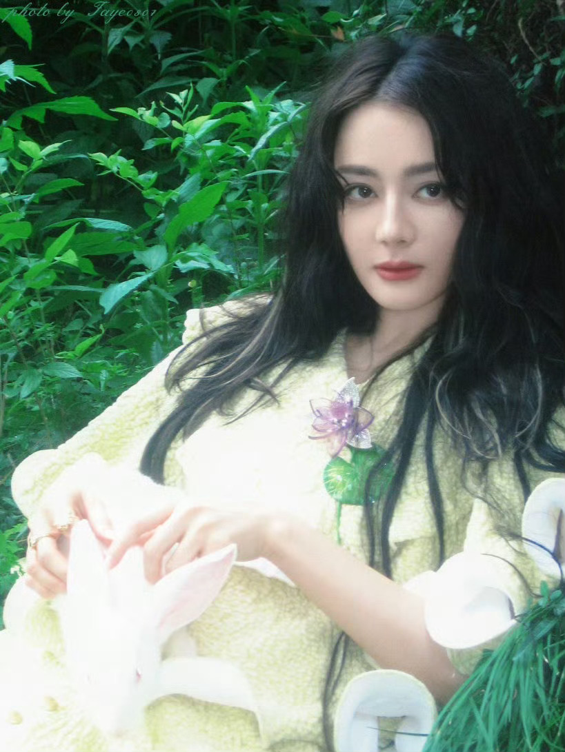 迪丽热巴首个vogue单人封面 小巴兔 