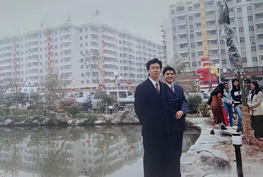 上世纪90年代，许家印还在中达集团打工，后来辞职，创办恒大。 ​​​