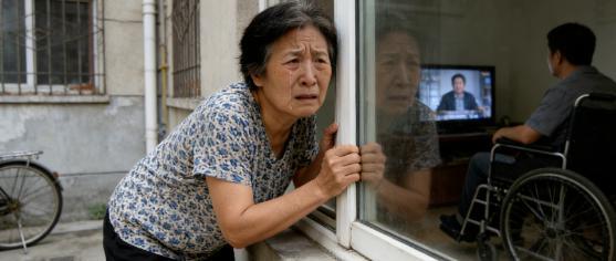 浙江妻子倒垃圾被反锁门外，趴窗目睹卧床七年丈夫惊人举动，真相让全网心碎又深思！