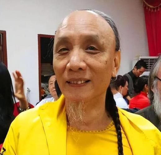 “把故宫还给我家！”2005年，多尔衮10世孙大闹火车站，他坚持要凭借所谓的"贵