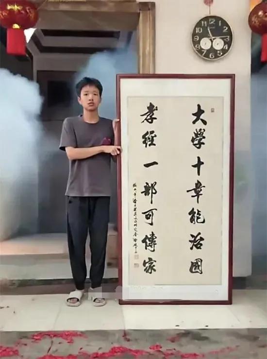 梅州高考状元在祖宗牌前“双重加冕”，不仅是金榜题名，更是家风传承

在梅州平远仁