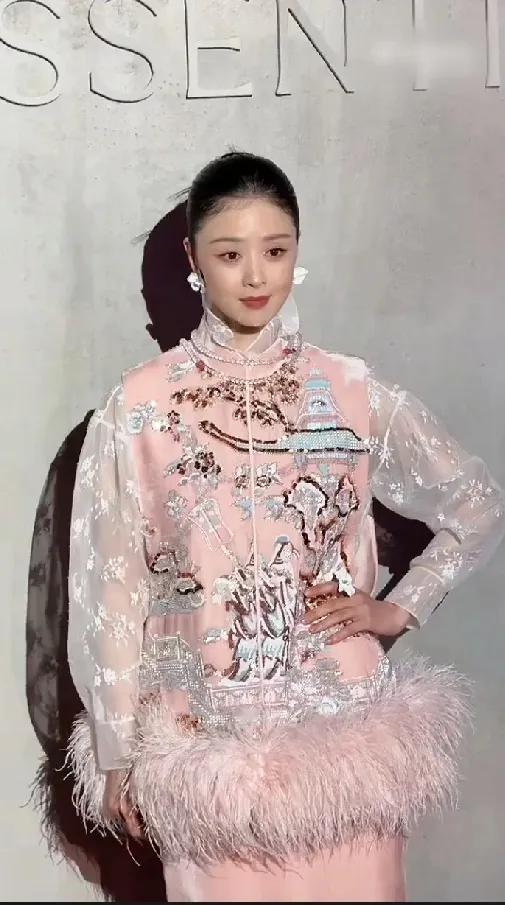 蒋欣这次美到认不出？活动生图被夸爆了！
蒋欣出席活动红毯一身简约白裙，直接美上热