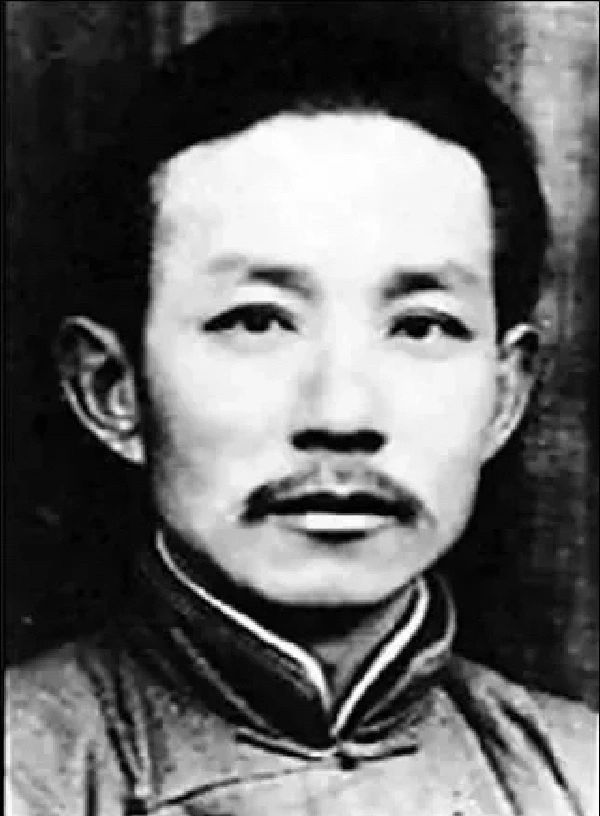 1943年，新四军团长汤景延叛变，打死3名战士后（用伪军尸体伪装的），又带着60