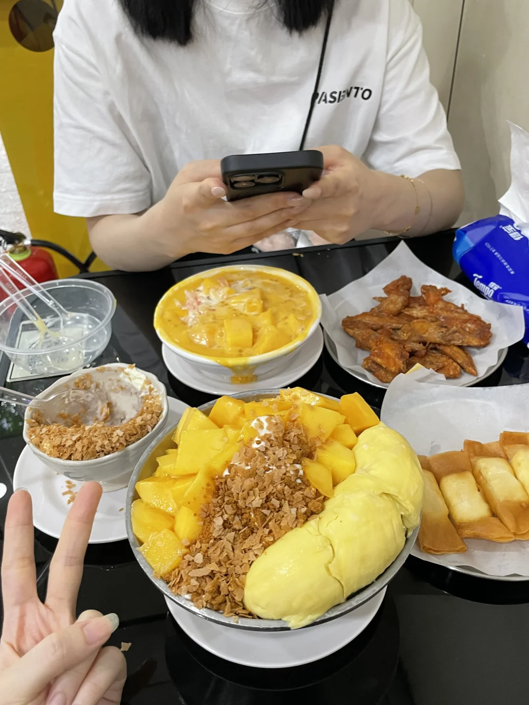 终于吃上了大名鼎鼎的榴莲芒果冰
