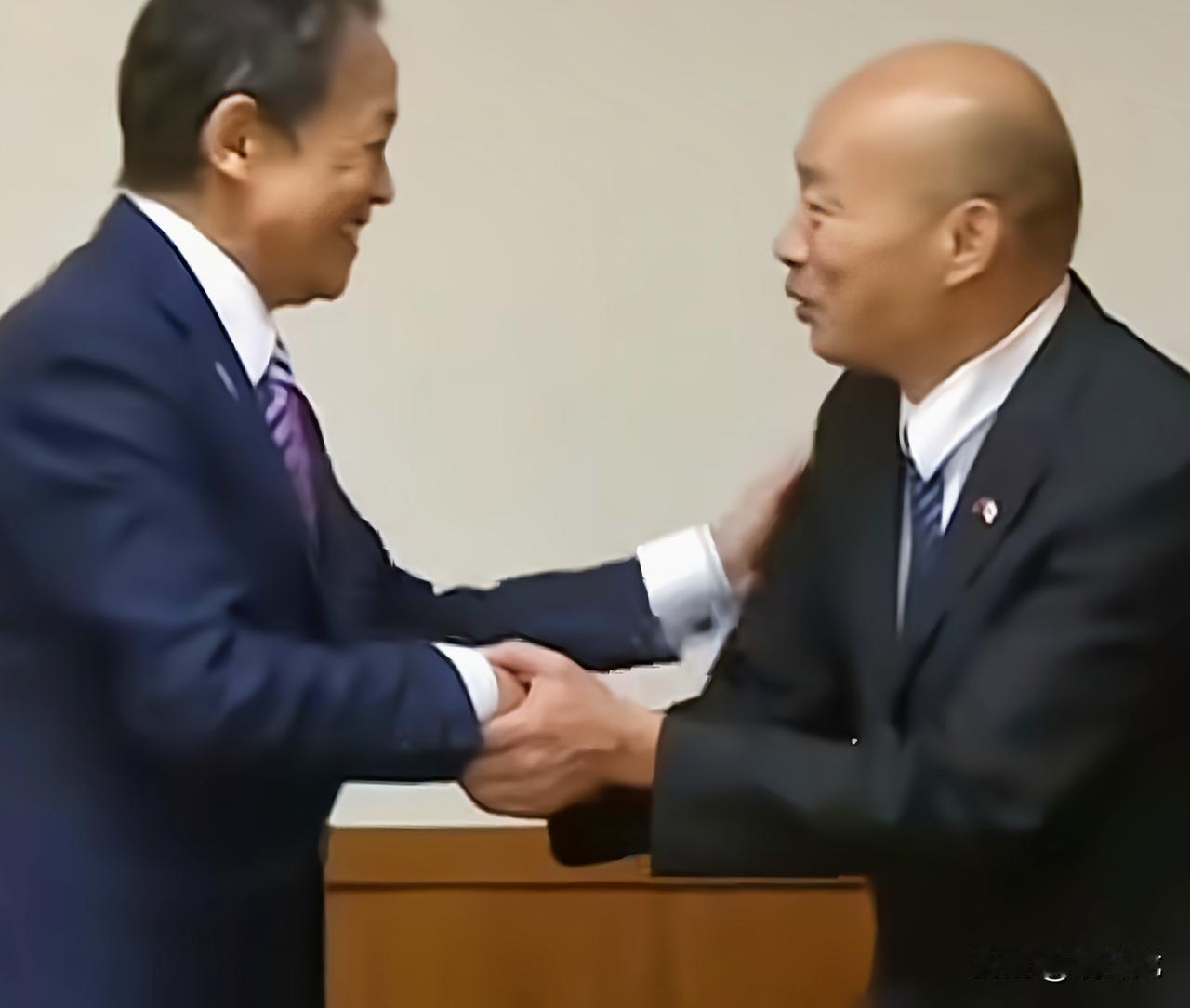 韩国瑜，你对日本麻生太郎这样点头哈腰、卑躬屈膝的样子太让人失望了，我看到岛内一些