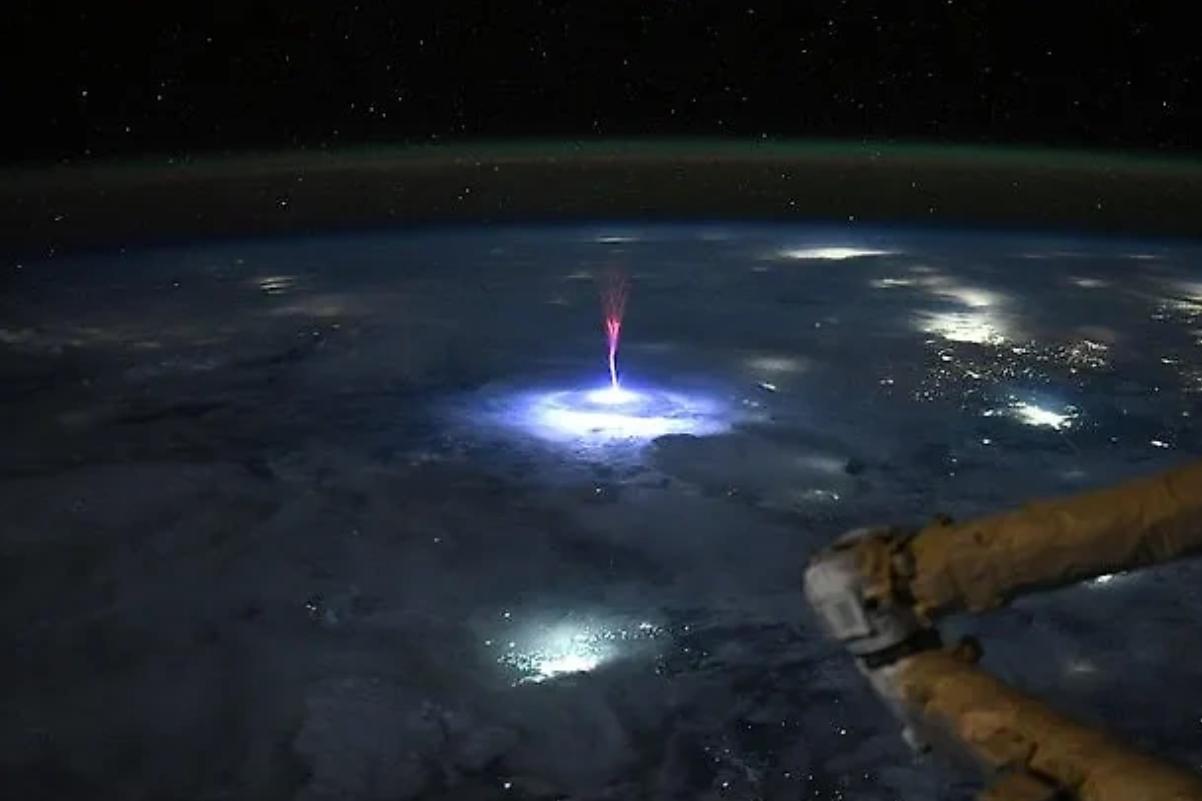 惊爆！NASA宇航员从国际空间站“捕捉”到超稀有太空精灵
美国国家航空航天局（N