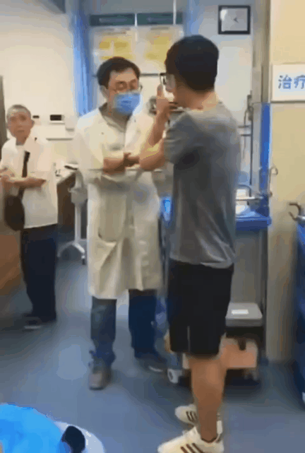 最可怕的是他居然认为自己是对的，还要留视频取证 ！！[二哈] #镜头里的欢乐瞬间