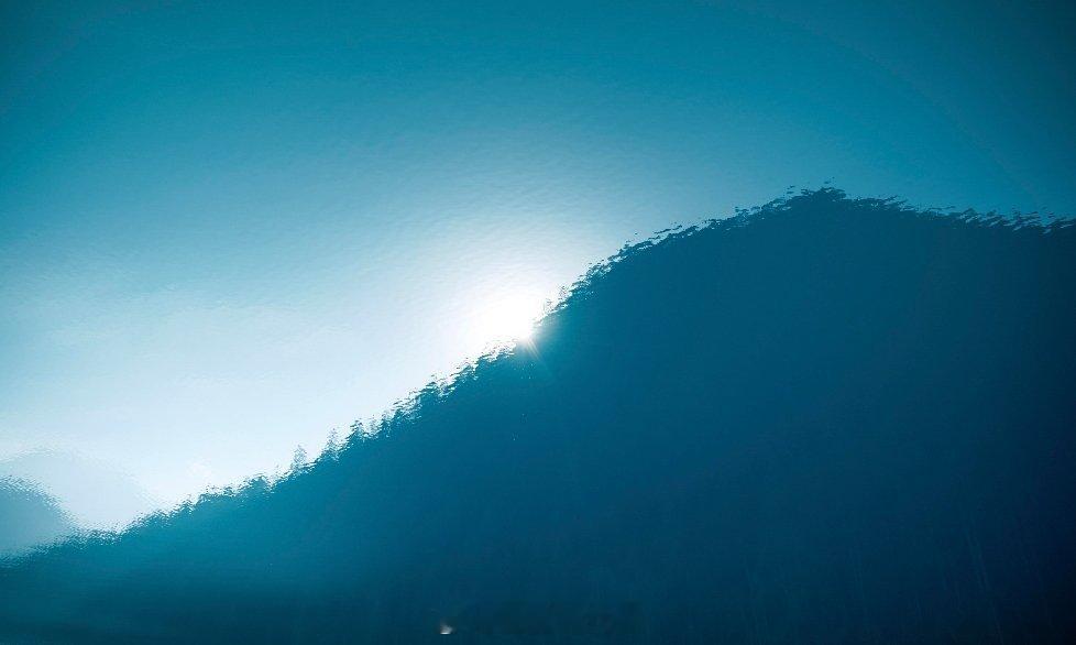 生活手记 第一幕：镜湖初醒雪山低头饮下整片湖蓝，松林在岸边抄写风的笔记——水底沉