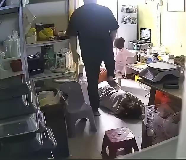 夸张的说：“仇人看了都释怀！”
前一秒说说笑笑，后一秒冷漠无情！

一女子前一秒