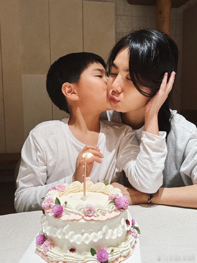 陈嘉桦庆祝结婚14周年ella庆祝结婚14周年 哇塞ella晒一家三口合照，庆祝