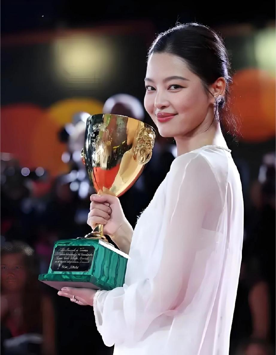 辛芷蕾斩获影响世界华人大奖！蛰伏多年活成大女主
 
     拿下威尼斯影后之后